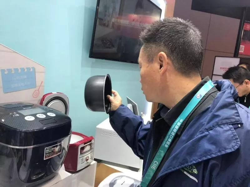 “懒人”料理机、“单身专属”电饭锅……普通观众逛进博会，这些展品值得“轧闹猛”！