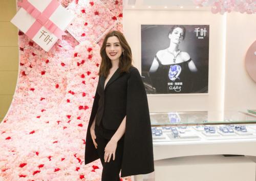 女神从天而降,珠宝安妮海瑟薇