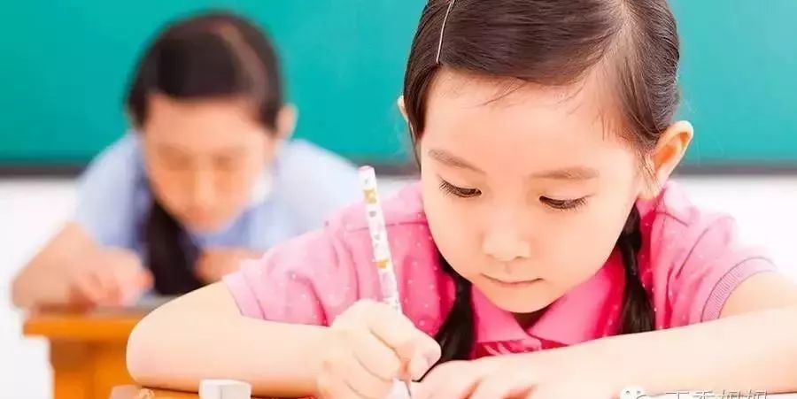 教练车整齐的排成一排,教练车整齐的排成一排壮观