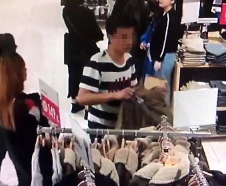 网红女主播直播间卖假货当场被抓,网红情侣被抓了