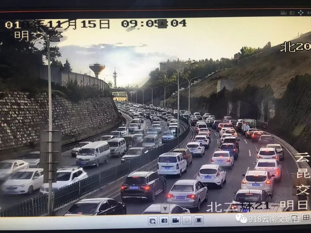 突发南部两辆大货车相撞现场惨烈,二环西高架货车侧翻