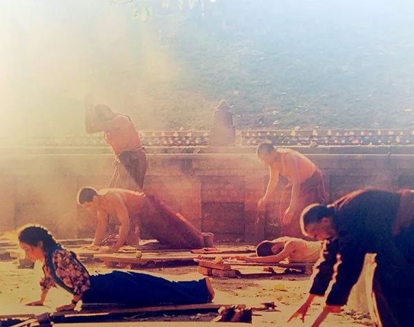 正确的顶礼,每天顶礼108拜的功德