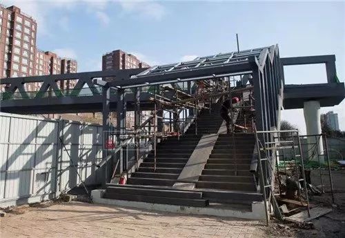 安全多了!长春北方市场和中日联谊医院门前建天桥了