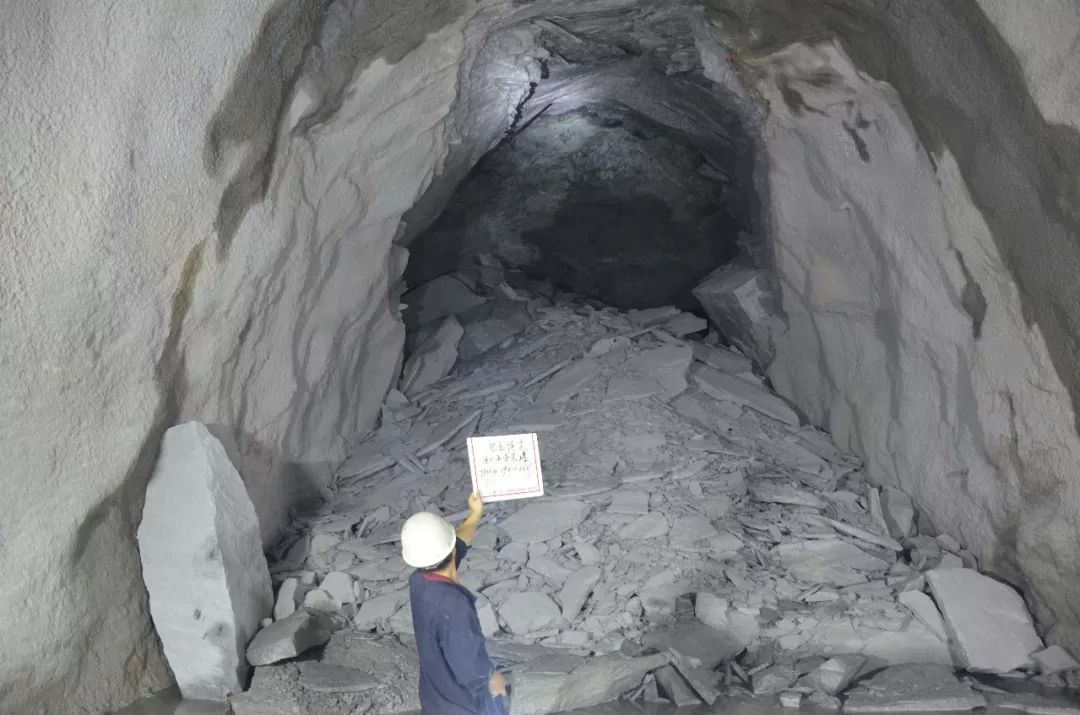 川藏铁路不利自然条件,为什么川藏铁路修建难度大