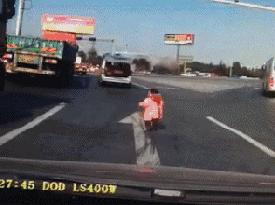 追尾婴儿被摔,急刹车小孩从后座摔下摔到头