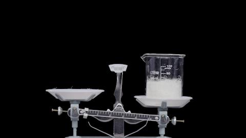 伦敦没羽绒服么？为啥龙妈小雀斑穿波司登？