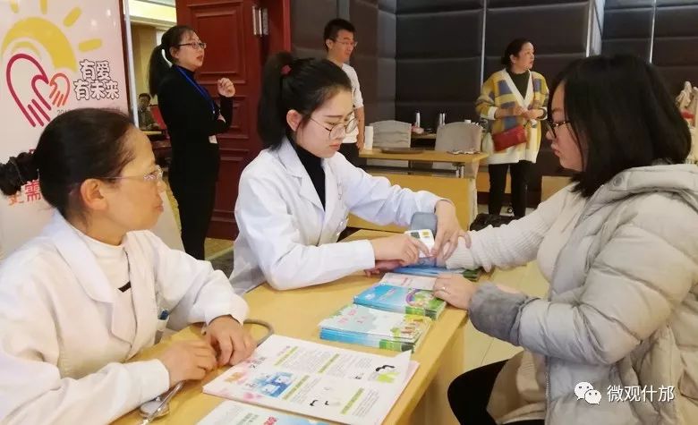 肠胀气哭闹妈妈崩溃,吐奶和肠绞痛