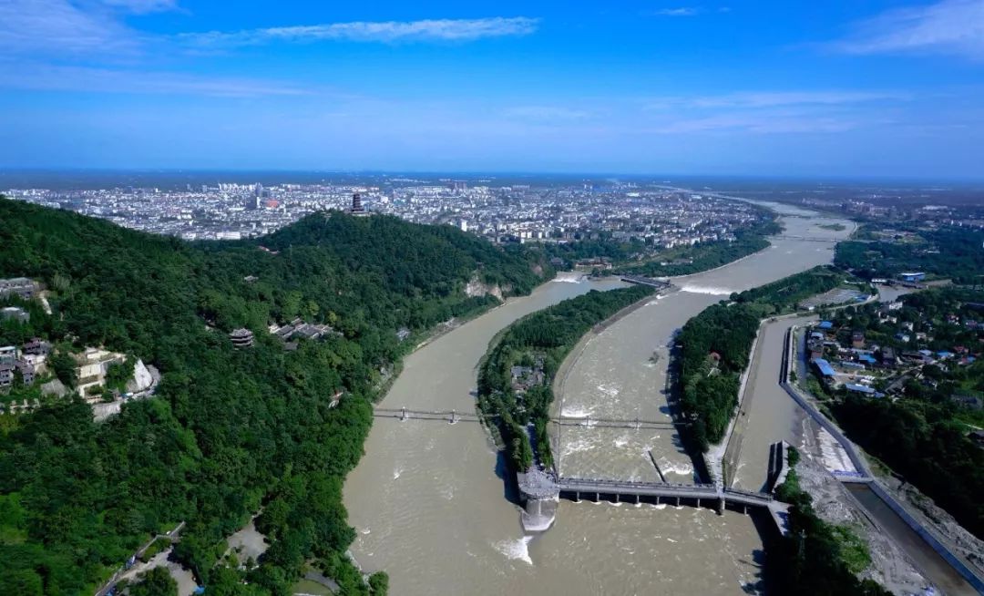 余秋雨都江堰壮观,余秋雨都江堰赏析