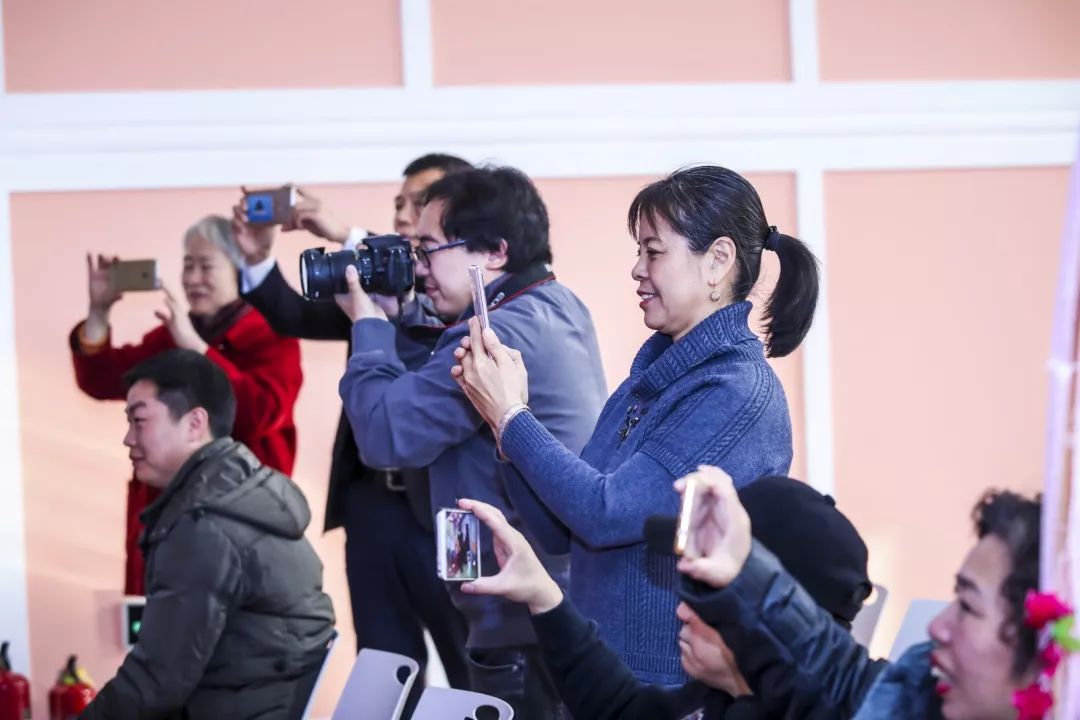 集体婚礼实力发糖初冬京城陷入“全城热恋”