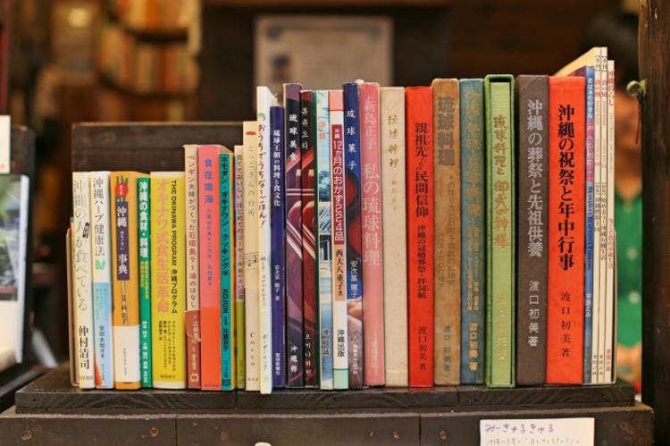 离开东京，去冲绳开一家5.5平米的旧书店！｜吉井忍的二次会