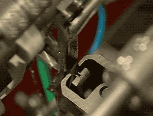 去虾头、开虾背、撕虾壳，剥虾仁的流水线长这样