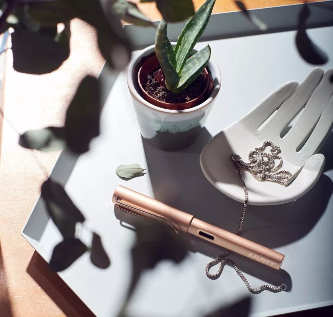 为什么名人都喜欢用钢笔,为什么以前用很普遍的钢笔