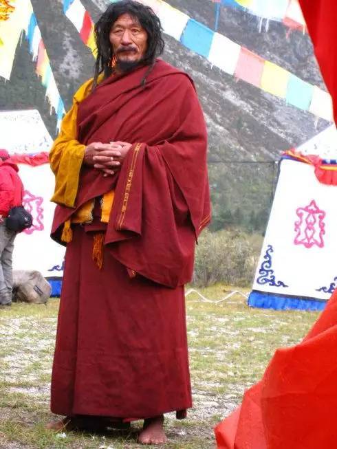 95后妹子赤脚徒步贡嘎山，惊人壮举感动所有人