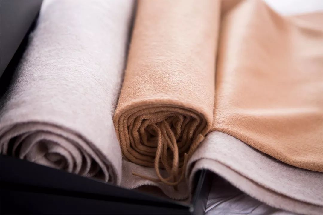 来自海拔1500米的阿尔巴斯白山羊绒围巾—羊绒界的“爱马仕”