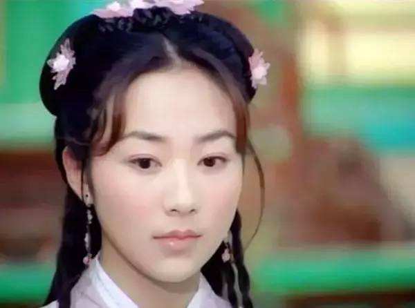 韩雪穿白衬衫配半身裙优雅又高级,韩雪穿着黑色开叉礼服唱歌