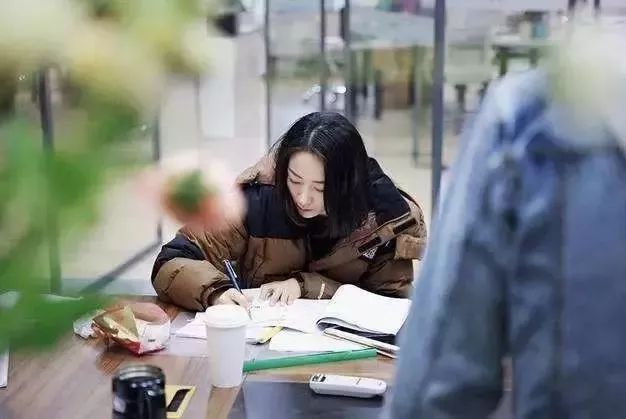 被讽花瓶18年，如今凭实力爆红，热搜欠她两个第一