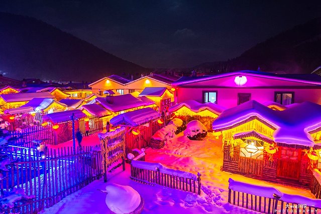 12月最火爆的热门旅行地，往北走，玩雪滑冰；往南走，温泉赏花