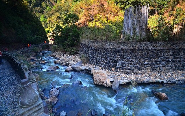 12月最火爆的热门旅行地，往北走，玩雪滑冰；往南走，温泉赏花