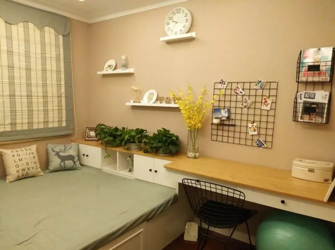 书房有个榻榻米和书柜设计,书房榻榻米的设计底下可以储物