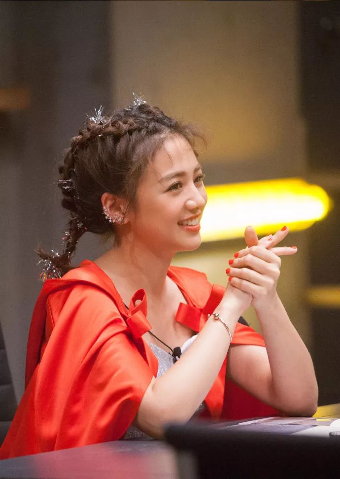 谭松韵明星大侦探最新造型 (谭松韵大侦探穿搭)