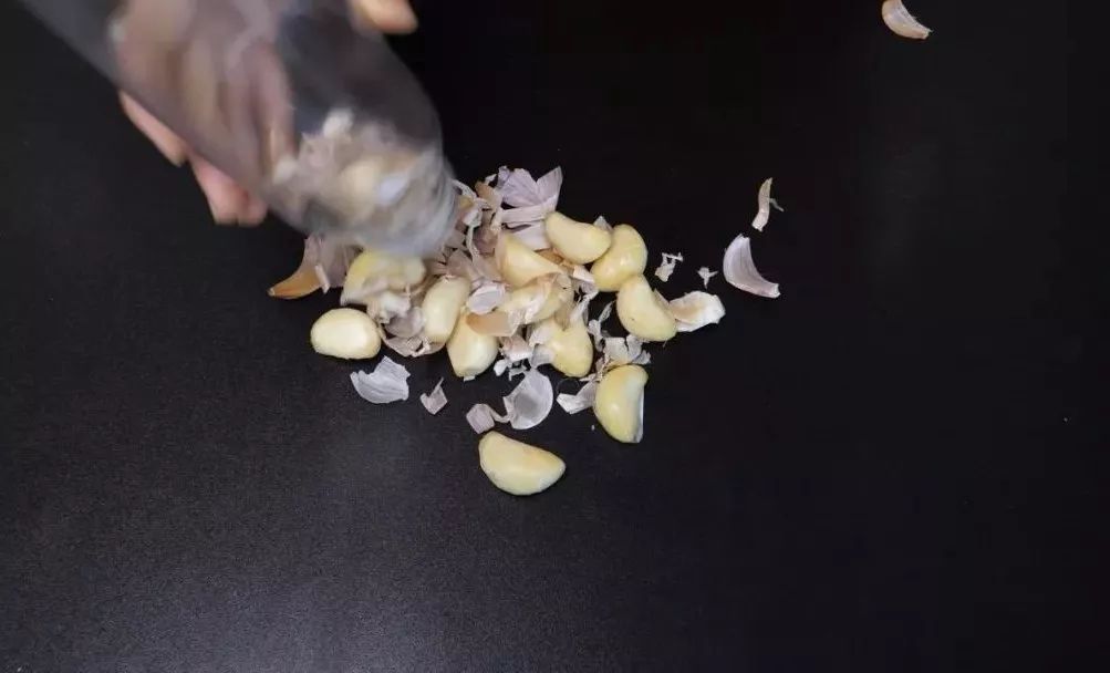 剥大蒜时留几层蒜皮合适,大蒜怎么剥蒜皮
