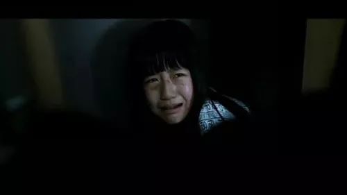 爸爸舌吻女儿，共同洗澡，还说：女儿的身体就是我的身体？！网友炸了！