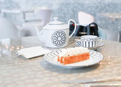 住范思哲酒店,用着CARTIER家居,吃着CHANEL甜品,奢侈品牌:你的玛丽苏生活已被我们承包~