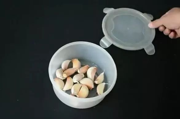 剥蒜器快速去大蒜皮,剥完整大蒜皮妙招视频