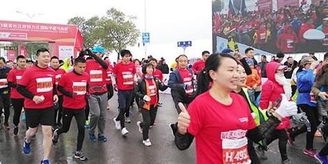 「12早安！九江」代购注意啦，《电商法》实施；商业奇才！摆摊卖雪人；一桌一元现钞买电视