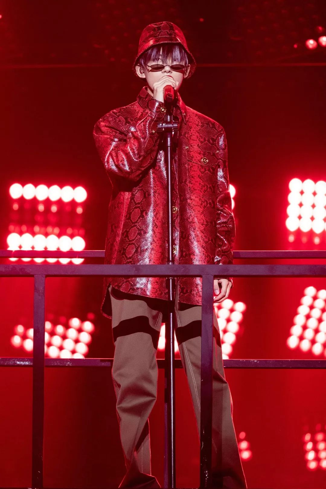 李宇春易烊千玺演绎时代感,易烊千玺穿中国红