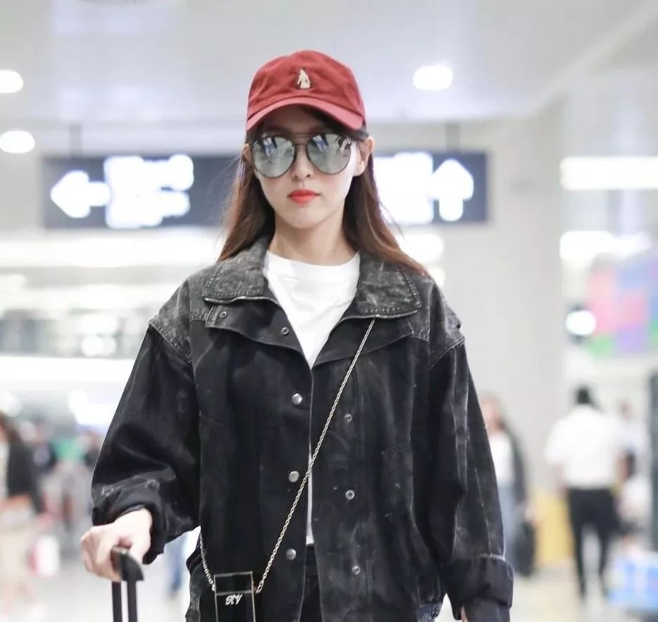 李宇春易烊千玺演绎时代感,易烊千玺穿中国红