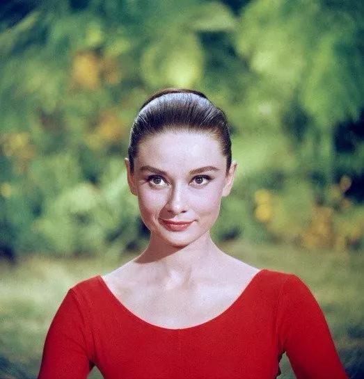 李宇春易烊千玺演绎时代感,易烊千玺穿中国红