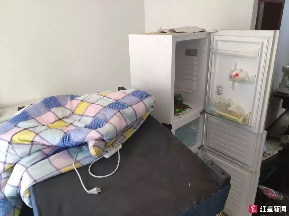 房子租给一对年轻人开门后续,房东将房子租给了一对小夫妻