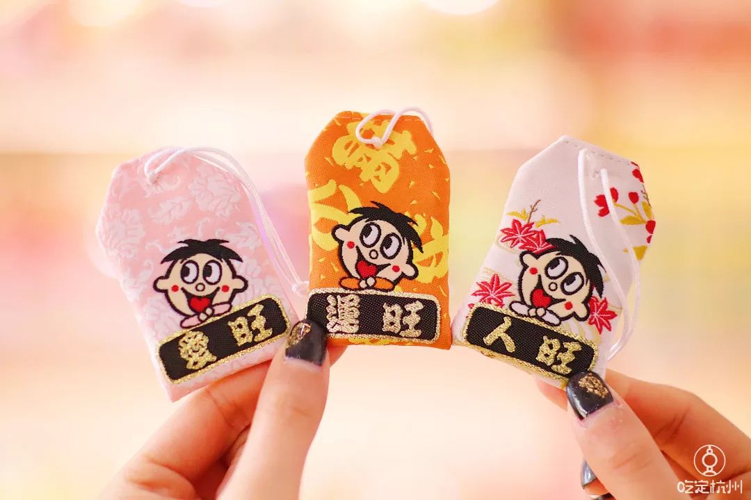 一个杯子100元,一个杯子100块钱