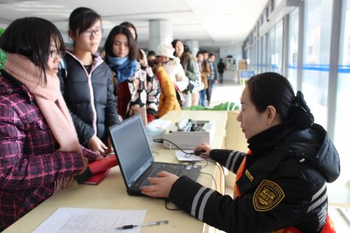 长途站迎小长假客流高峰图,长途站进校园客流