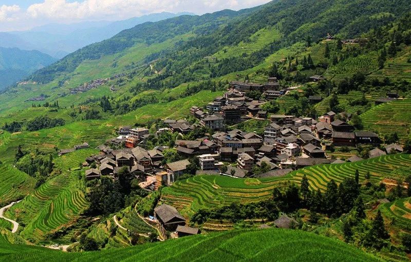 黔东南+黔西南经典八日游—昆明—马岭河峡谷—万峰林—黄果树瀑布—荔波小七孔—千户苗寨—镇远古镇—梵净山—石阡温泉