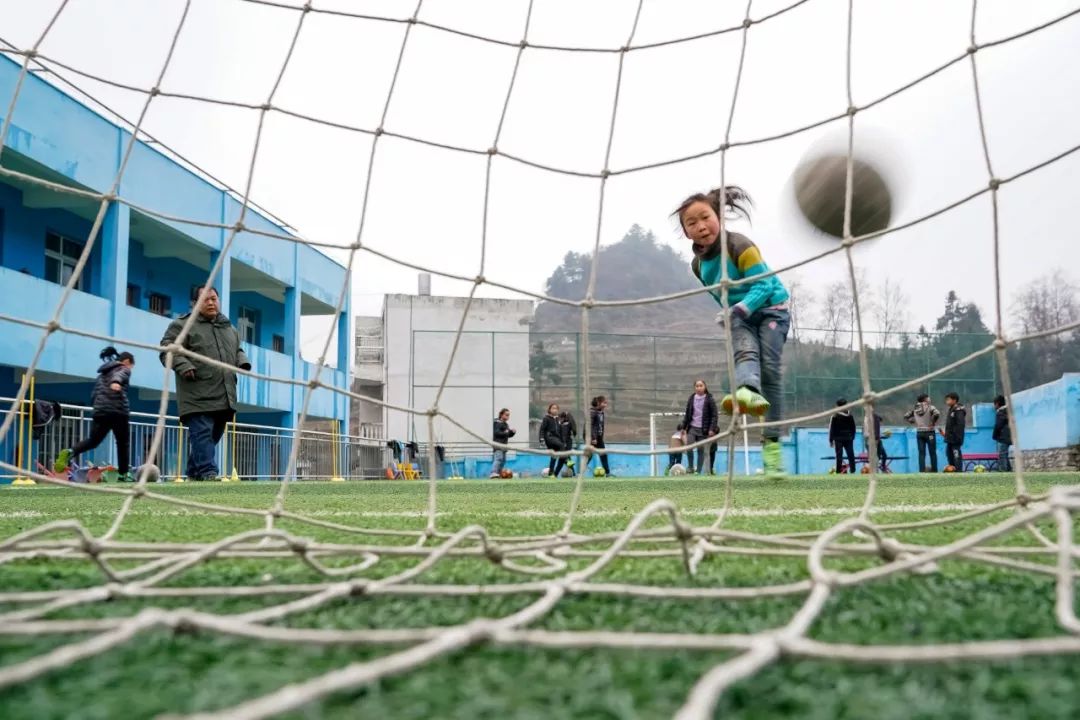 一个诗人和他的留守儿童足球队