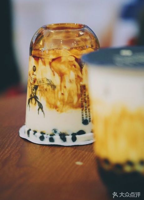 冷得不敢喝坝坝茶，只想捧一杯热奶茶在手心里！