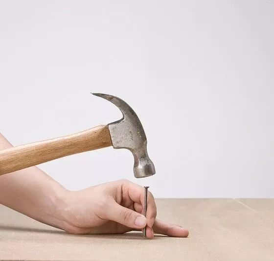 被扎一下就要去医院,被扎一下手就要去医院