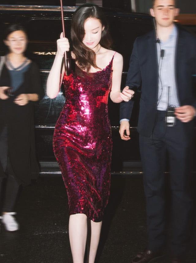 倪妮穿蝴蝶装好看吗,倪妮一袭白色长裙优雅迷人