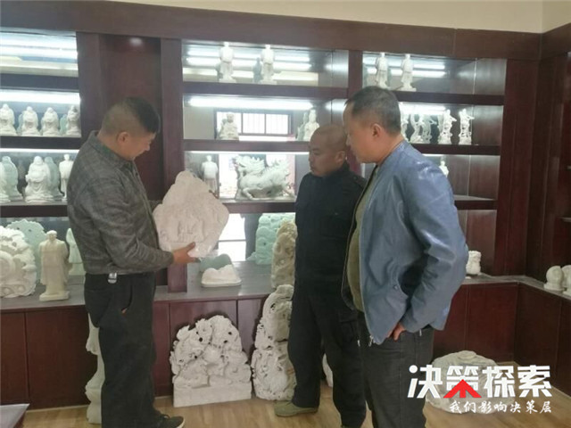 根雕匠人一双巧手化腐朽为神奇,根雕手艺人变废为宝