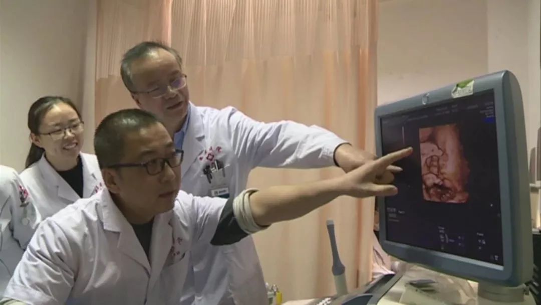 中国首例！女儿“借”母亲子宫，成功生下自己的宝宝