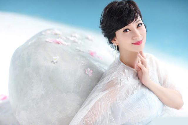65岁赵雅芝白衬衫彩虹裙不老女神,赵雅芝63岁依然优雅长裙浪漫唯美