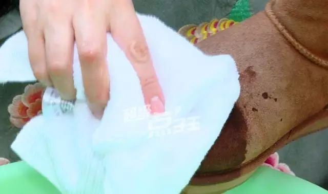 白色雪地靴洗成黑鞋，店家：改色的钱我就不收了！