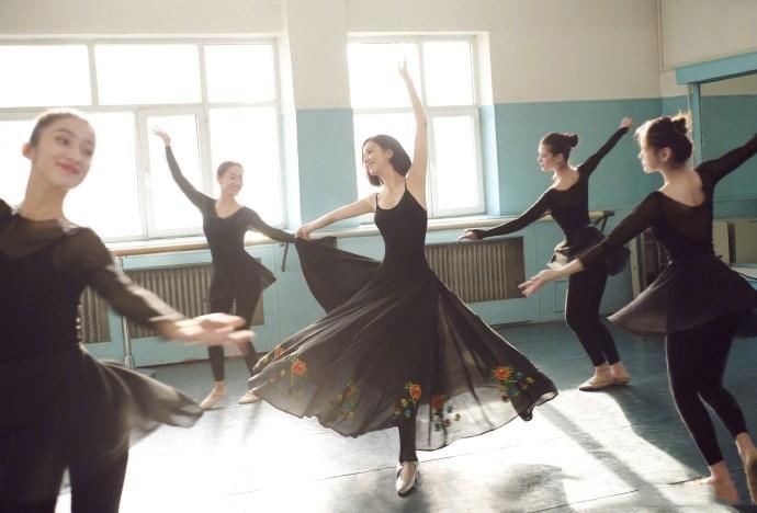 佟丽娅练舞照宛如黑天鹅,佟丽娅黑色抹胸礼服黑天鹅