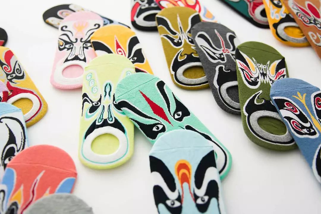 「袜艺」新年战衣少不了的配饰,这些诸暨产的“中国风”考虑下