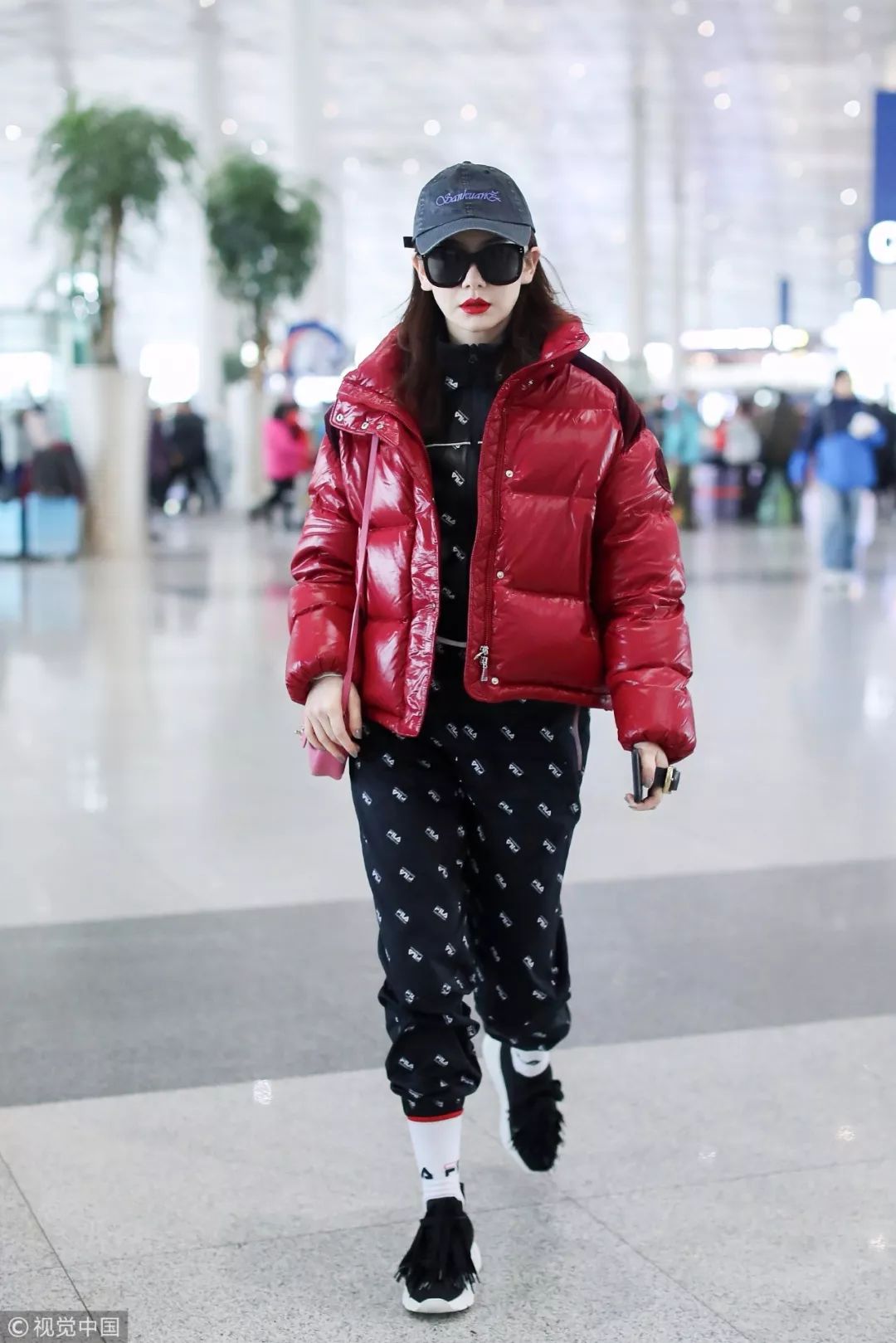 女明星回家过年的场面,明星回家过年怎么穿