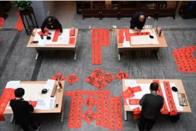 贴春联最简单的辨别方式,贴春联左右的正确方法口诀