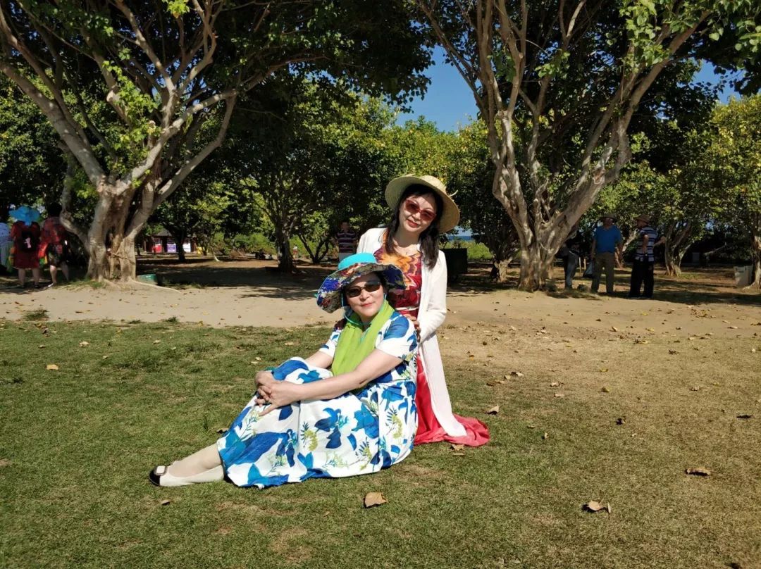 中国大妈外出旅游跨栏,大妈旅游动作