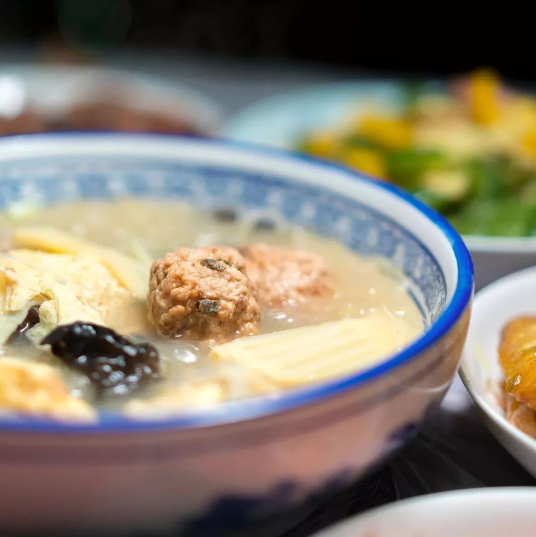 年夜饭必须吃得尽可能丰盛,2018年夜饭怎么吃最有家的味道